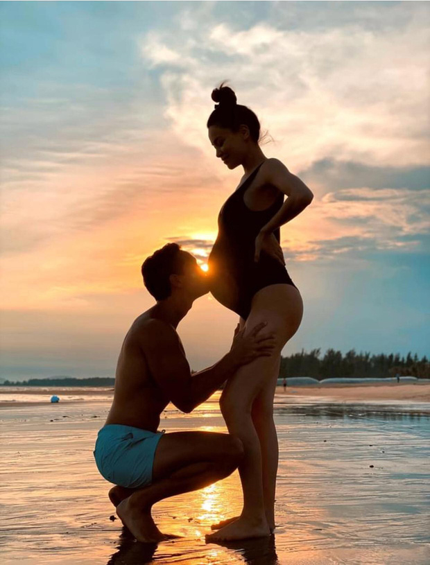 Kim Lý lần đầu khoe khoảnh khắc hạnh phúc bên bà bầu Hồ Ngọc Hà, bụng lớn thấy rõ chẳng cần phải giấu giếm