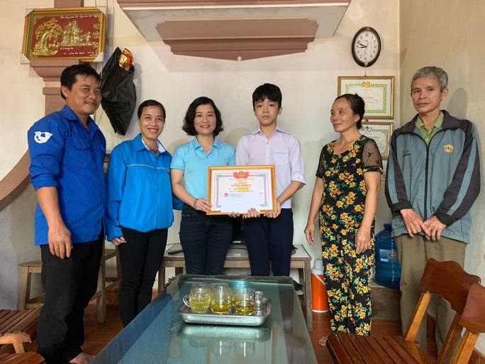 Nam sinh lớp 9 dũng cảm cứu hai em nhỏ giữa dòng nước lũ - Ảnh 1. Nam sinh lớp 9 dũng cảm cứu hai em nhỏ giữa dòng nước lũ - Ảnh 1.