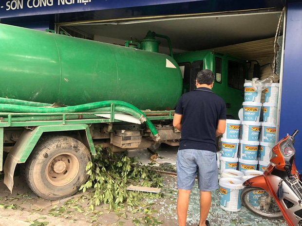 Hà Nội: Xe bồn lao qua dải phân cách, tông 2 người thương nặng trước khi đâm vào nhà dân