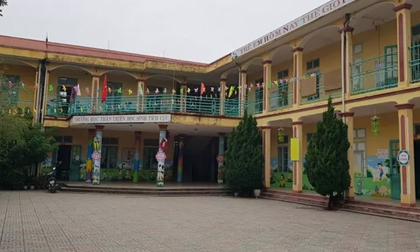 Trẻ mầm non 3 tuổi bị bỏ quên trong nhà vệ sinh ở Thanh Hóa