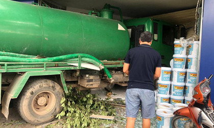 Hà Nội: Xe bồn lao qua dải phân cách, tông 2 người thương nặng trước khi đâm vào nhà dân