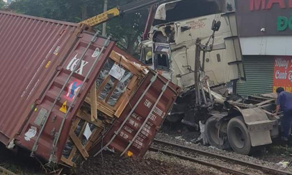 Xe container băng qua đường ray bị tàu hỏa tông đứt lìa, tài xế nguy kịch