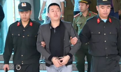 Đến nhà gọi không thấy mở cửa, “đại ca” rút súng quân dụng bắn vào nhà con nợ