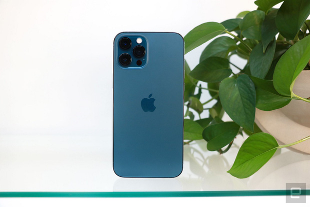 Cận cảnh iPhone 12 Pro Max phiên bản cao cấp nhất, rất đáng mua! - 3