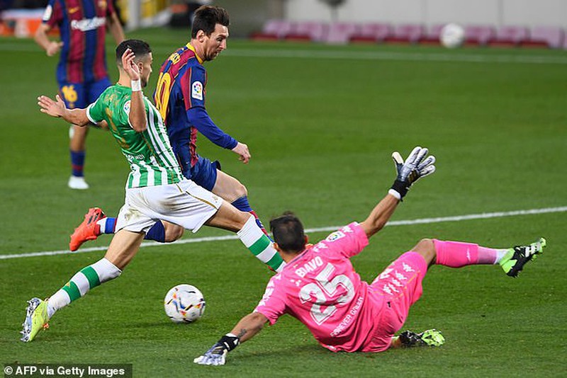 Griezmann vô duyên lạ, Messi vào sân giải cứu Barcelona - 4