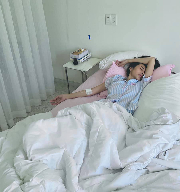 Công Vinh xót xa nhìn Thuỷ Tiên ốm phải truyền nước