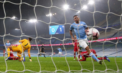 Man City mất điểm trận đại chiến, Liverpool văng ngôi đầu Ngoại hạng Anh