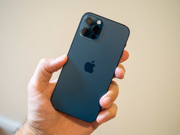Vượt mặt Samsung, iPhone 12 Pro trở thành điện thoại chống nước tốt nhất năm 2020