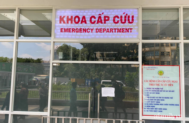 TP.HCM: Bé trai 13 tuổi rơi từ tầng 3 trường học xuống đất nguy kịch, nghi tự tử vì buồn chuyện gia đình - 1