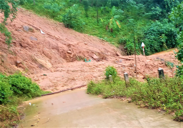 Tự ý dỡ rào chắn đi qua khu vực nguy hiểm, 2 thanh niên bị sạt lở núi vùi lấp suýt chết - 2
