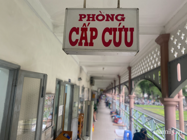 Vụ bé trai 13 tuổi rơi từ tầng 3 trường học xuống đất: Bé thường xuyên bị bạn bè ức hiếp, đánh đập?