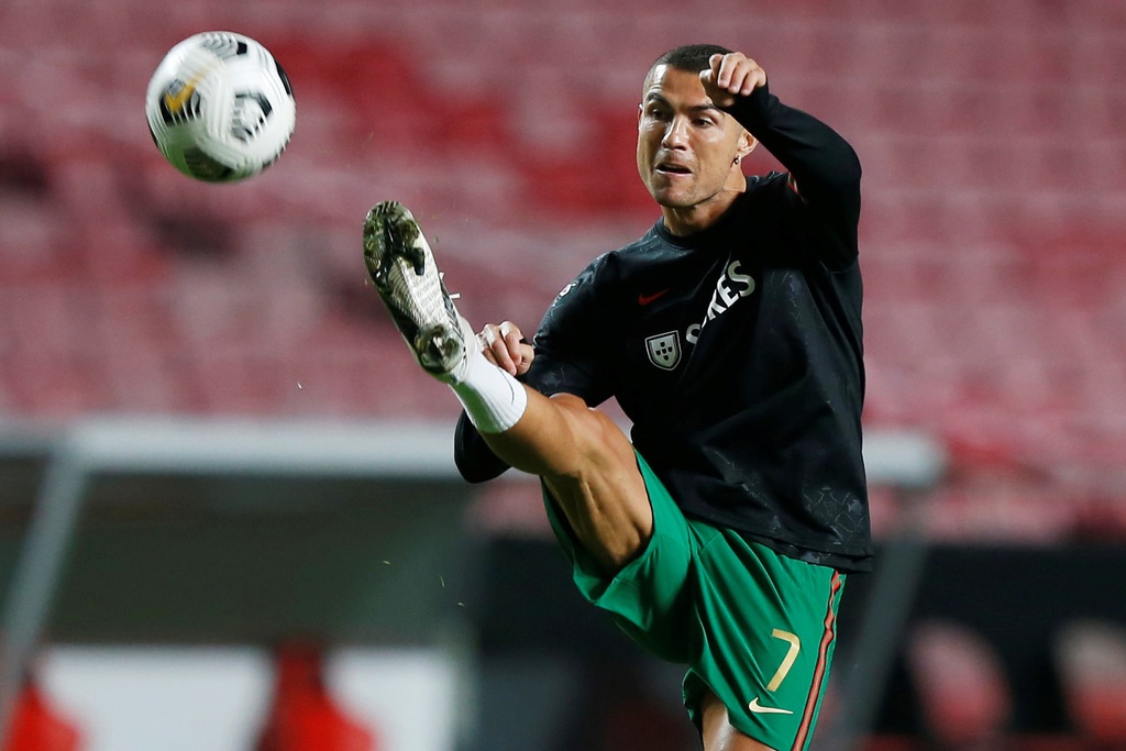 Ronaldo ghi bàn trong chiến thắng 7-0 của Bồ Đào Nha