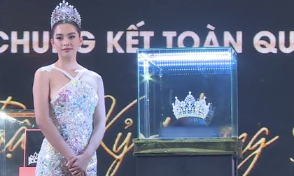 Hoa hậu Tiểu Vy khiến fan 'ngã ngửa' với loạt ảnh: Vòng 2 hoàn toàn biến mất, nhan sắc cứng đờ