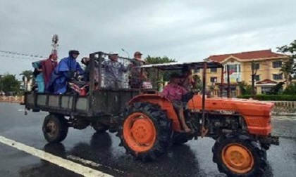 Xe công nông bị lật, một sinh viên tử nạn