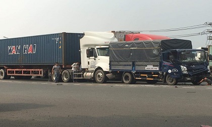 Xe đầu kéo gây tai nạn liên hoàn ở TP.HCM