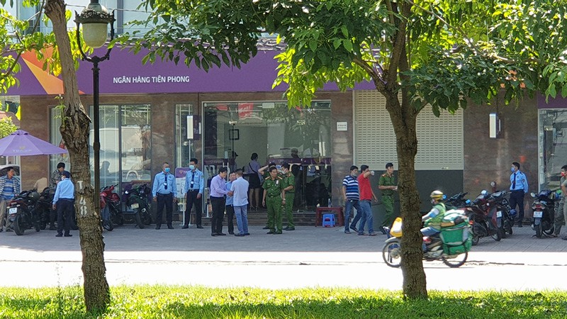 Thanh niên cướp ngân hàng rồi tự thiêu ở Bình Tân - 1