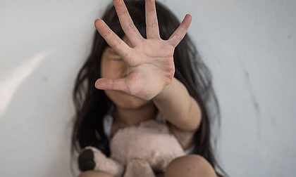 Chứng kiến cảnh mẹ dan díu với gã hàng xóm ngay trong nhà, bé gái đột ngột mất tích và bi kịch khiến người cha đau đớn bội phần