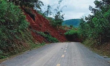 Sạt lở ở Quảng Nam, người dân đi xe máy suýt bị chôn vùi