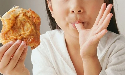 Thực phẩm có hại cho dạ dày của trẻ dưới 3 tuổi, nhiều mẹ vẫn cho con ăn hàng ngày