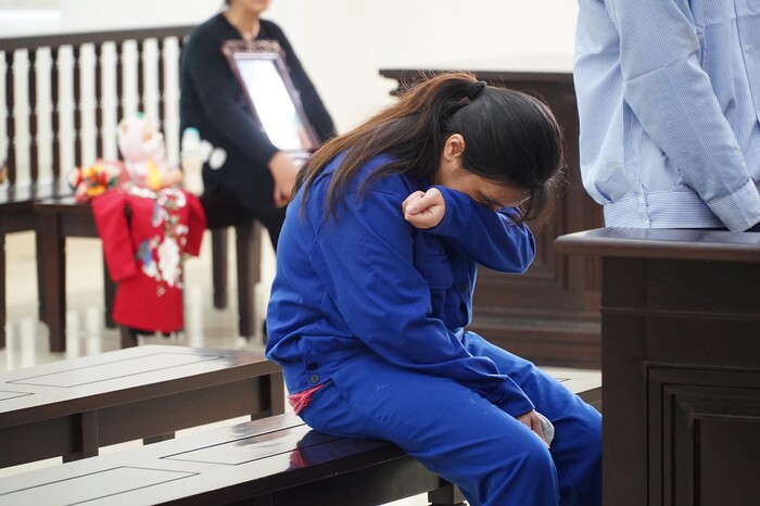 Người mẹ đẻ, cha dượng đánh đập con gái 3 tuổi tử vong bật khóc tại toà, bất ngờ thay đổi lời khai - 4