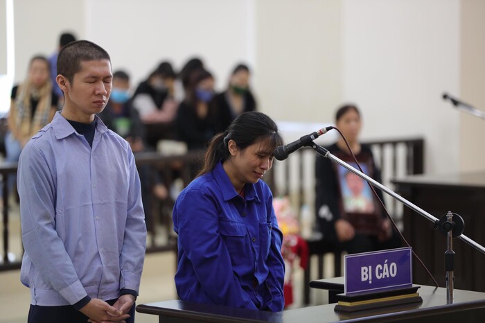 Người mẹ đẻ, cha dượng đánh đập con gái 3 tuổi tử vong bật khóc tại toà, bất ngờ thay đổi lời khai