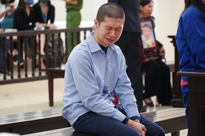 Người mẹ đẻ, cha dượng đánh đập con gái 3 tuổi tử vong bật khóc tại toà, bất ngờ thay đổi lời khai - 1