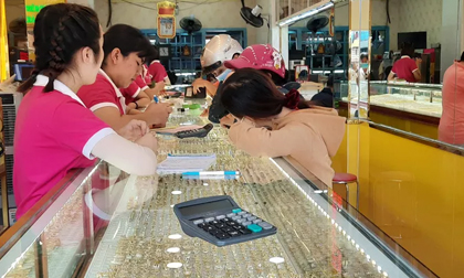 Giá vàng hôm nay 19-11: Chao đảo khi thiếu thông tin hỗ trợ