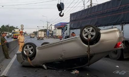 Xế sang 'phơi bụng' trên quốc lộ 1A sau cú va chạm kinh hoàng