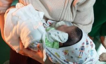 Sự thật bất ngờ vụ bé sơ sinh bị nhét giấy vào mũi, miệng và bỏ rơi trong nhà vệ sinh: Do nền nhà ướt và lạnh nên đặt con vào thùng rác để đi tìm quần áo ủ ấm
