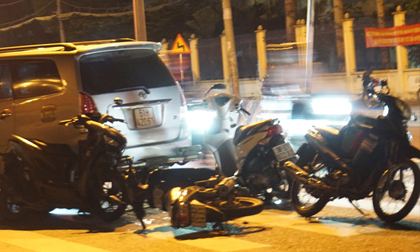 Hiện trường đáng sợ vụ ô tô tông cả chục xe máy, nhiều người bị thương nằm la liệt trên đường