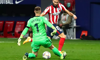 Siêu phẩm bàn thắng hạ gục Barcelona, Atletico chia ngôi đầu La Liga
