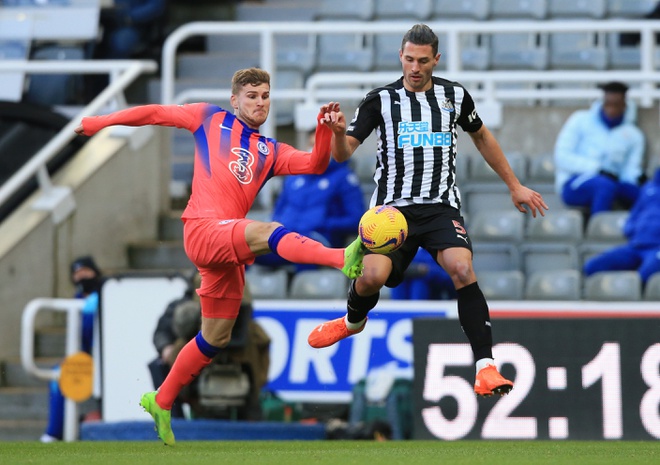 Đánh bại Newcastle, Chelsea tạm vươn lên dẫn đầu BXH - 1