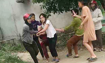 5 người phụ nữ tham gia vụ lột đồ, kéo lê nạn nhân trên đường làng bị đề nghị truy tố