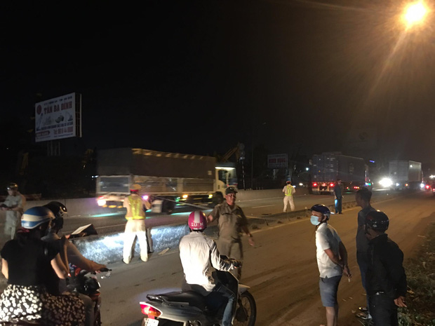 TP.HCM: Vợ vừa bế con nhỏ vừa ôm thi thể chồng sau va chạm với xe container khiến người đi đường xót xa - 2 TP.HCM: Vợ vừa bế con nhỏ vừa ôm thi thể chồng sau va chạm với xe container khiến người đi đường xót xa - 2