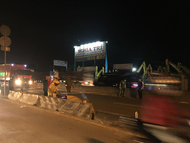 TP.HCM: Vợ vừa bế con nhỏ vừa ôm thi thể chồng sau va chạm với xe container khiến người đi đường xót xa TP.HCM: Vợ vừa bế con nhỏ vừa ôm thi thể chồng sau va chạm với xe container khiến người đi đường xót xa