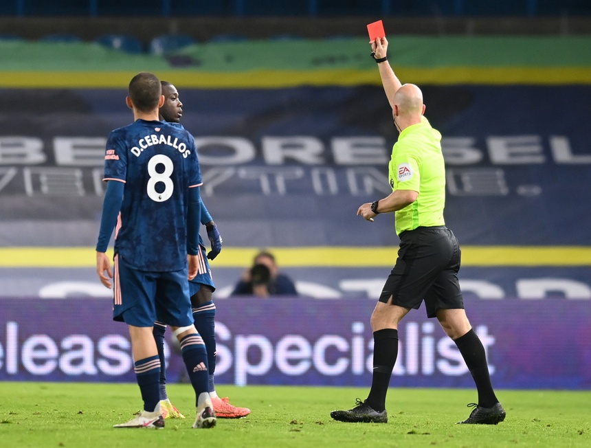 Sao Arsenal nhận thẻ đỏ sau pha 'thiết đầu công'