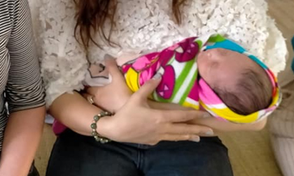 Bé trai sơ sinh khỏe mạnh bị bỏ rơi trong thùng trước cổng nhà dân