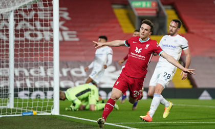 Mưa bàn thắng đánh đầu, Liverpool trở lại ngôi nhì Ngoại hạng Anh