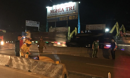 TP.HCM: Vợ vừa bế con nhỏ vừa ôm thi thể chồng sau va chạm với xe container khiến người đi đường xót xa