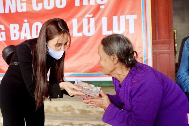 Hành trình cứu trợ miền Trung của Thủy Tiên: Khép lại 40 ngày với 178 tỷ đồng, toàn bộ giấy tờ đều được công khai, Công Vinh tuyên bố 'bỏ vợ' nếu có lần sau - 2