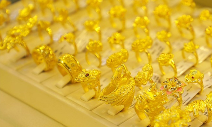 Giá vàng hôm nay 24-11: Giảm mạnh, giới đầu tư “ôm” USD