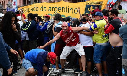 Máu và nước mắt rơi ở đám tang Maradona