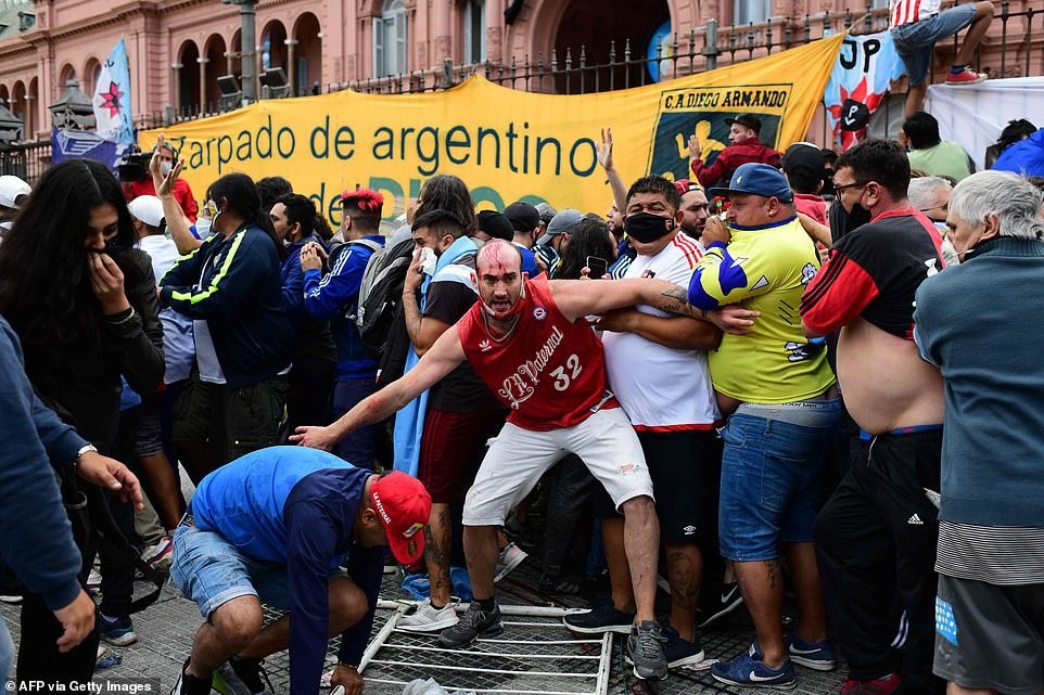 Máu và nước mắt rơi ở đám tang Maradona