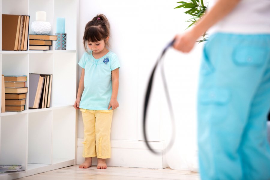 Dùng đòn roi dạy con khiến bé trở nên lầm lì bướng bỉnh trong tương lai