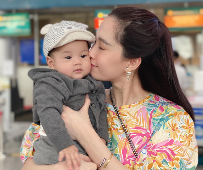 Đặng Thu Thảo chính thức công khai gương mặt con trai thứ 2 bằng khoảnh khắc cực đáng yêu 0