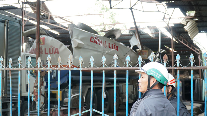 Nổ xe bồn, 3 người nguy kịch - Ảnh 1. Nổ xe bồn, 3 người nguy kịch - Ảnh 1.