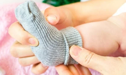 Đi tất cho trẻ khi ngủ: Tưởng tốt hóa ra hại đủ đường, thậm chí tăng nguy cơ đột tử