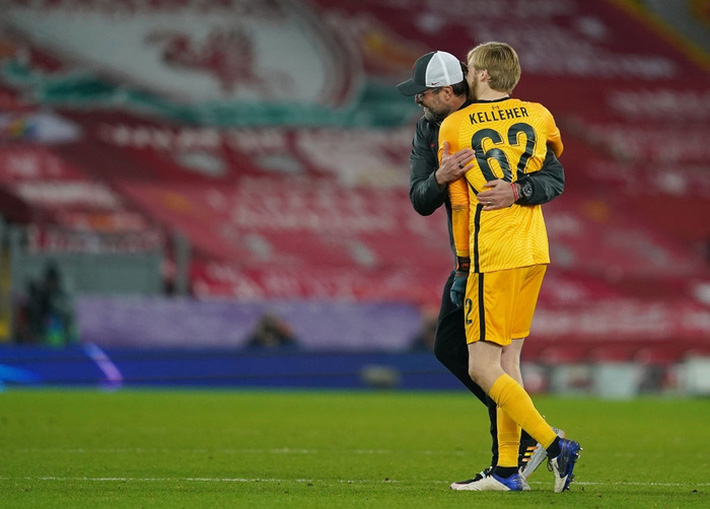 Sai lầm ngớ ngẩn của thủ môn giúp Liverpool giành vé vào knock-out Champions League - Ảnh 2.
