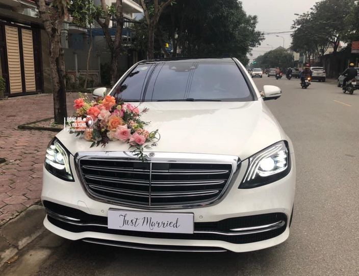 Công Phượng đón dâu bằng siêu xe Mercedes Maybach, chiếc xe trang trí khá đơn giản nhưng vẫn toát lên vẻ sang trọng