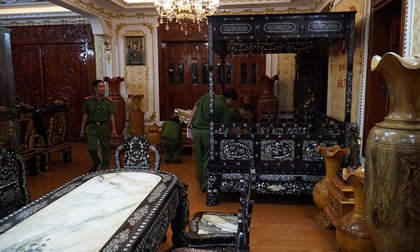 Khi thấy công an đến, con trai đại gia 'Thiện Soi' đã đốt giấy tờ